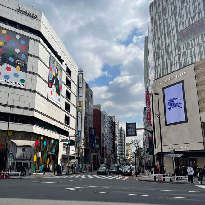 ④そのまままっすぐお進みいただくとBURBERRYが見えます。この信号を渡って数十秒歩くと、右側にAD BUILDING がございます。奥のエレベーターから7Fにお上がりください。