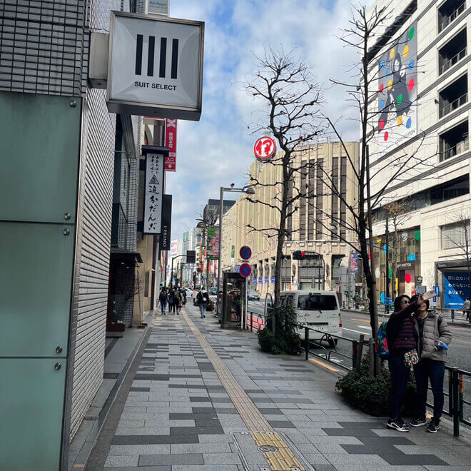 ②出口を出てそのまままっすぐお進みください。