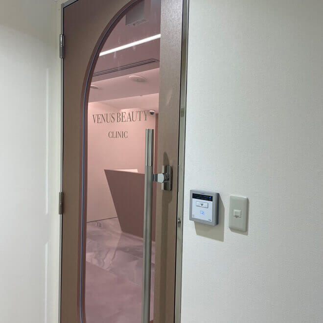 ④奥のエレベーターから7Fにお上がりいただき、エレベーターを降りたら左にお進みください。